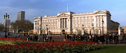 . look at one of the most classic locations in LondonBuckingham Palace. (buckingham palace)