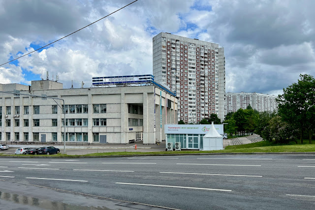 улица Айвазовского, Культурный центр «Вдохновение» – бывший кинотеатр «Ханой» (построен в 1984 году)