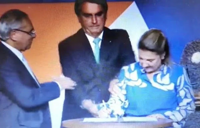 Vídeo: Bolsonaro aperta braço da nova presidente da Caixa por caneta Bic na posse
