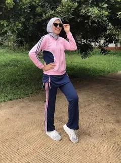 baju pink cocok dengan celana warna apa