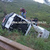 Carro-forte tomba às margens da BR-364, entre Ariquemes e Jaru
