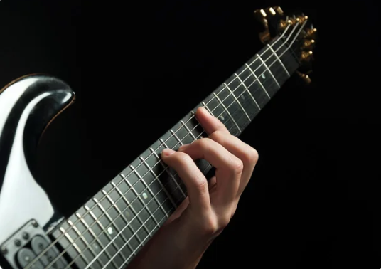 Ilustrasi Main Gitar