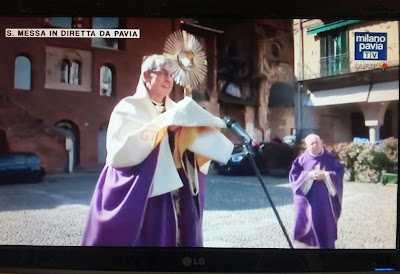 Il vescovo Corrado benedice la città di Pavia per il coronavirus