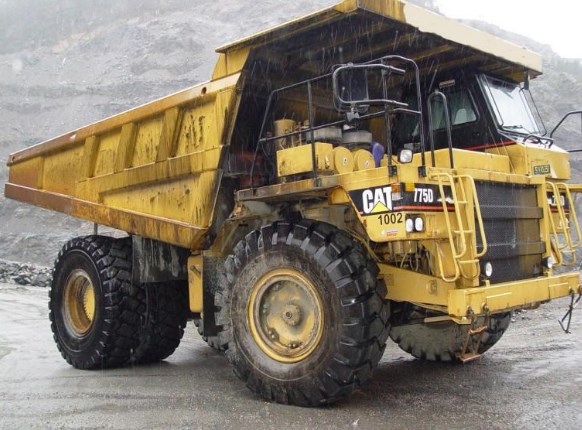 articulated dump truck Caterpillar 775D