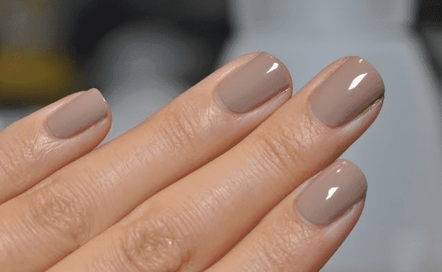 Manicura elegante uñas cortas color arena