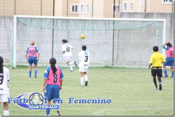 anotadora del 4to. gol crema mas festejo. (2)