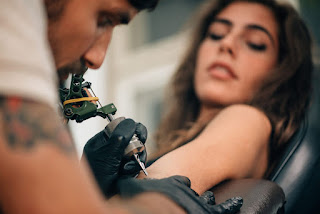 Consejos para cuidar tu tatuaje y asegurarte de que se cure adecuadamente