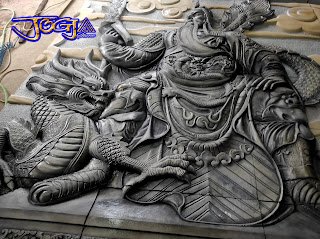 Relief batu alam putih untuk hiasan tempel pada dinding gambar motif dewa guan yu, kwan kong atau guan le