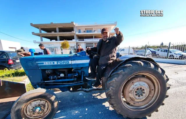 Αγρότης με τρακτέρ