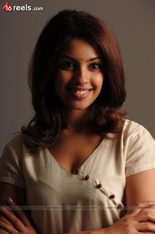 Richa Gangopadyay Hot Images gallery pictures