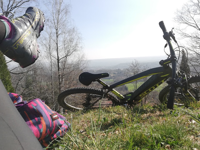 pic nic nel prato, in e-bike