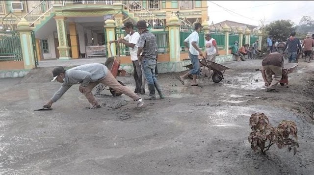 Warga Desa Manik Maraja,Gotong Royong Cor Rabat Beton Jalan Sejauh 300 Meter