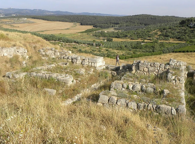 Οι πύλες με τους 6 θαλάμους της Γκεζέρ. [Credit: Ian Scott, Wikimedia Commons]