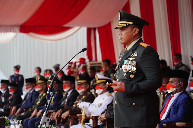 Teguh Muji Angkasa Pimpin Upacara Penurunan Bendera Merah Putih HUT 77 RI di Papua