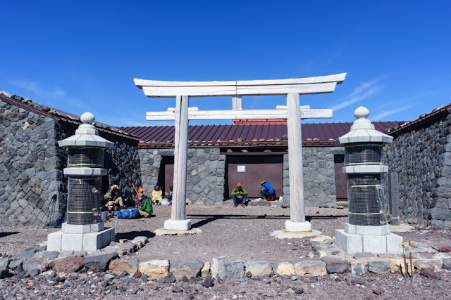 富士山頂奥宮