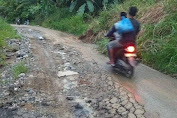 Ruas Badan Jalan Teupin Mane Tembus Simpang Jaya Rusak Parah Dan Butuh Perhatian Dari Pihak Pemerintah