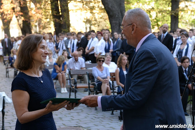 A gimnazistáknak tartott tanévnyitón a Debreceni Egyetem rektora, Szilvássy Zoltán emlékeztetett arra, hogy az egyetem szenátusa tavaly jelentős többséggel szavazott amellett, hogy az intézmény tartsa meg gyakorlóiskoláit, így jött létre az ország legnagyobb köznevelési intézménye.