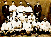 SEVILLA Foot-ball Club - Sevilla, España - Temporada 1908-09 - Tras su fundación el 14 de octubre de 1905, aquí está posando una alineación del Sevilla de 1908