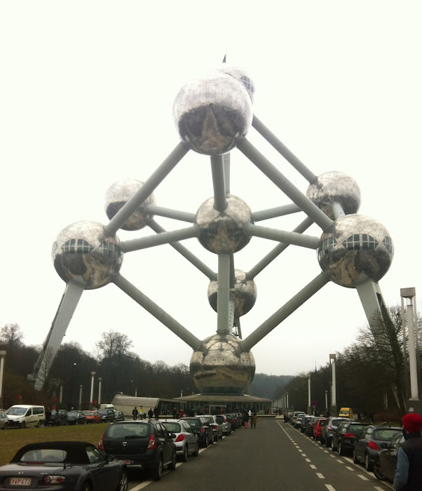 Bruxelles - l'Atomium - 1958  construit à l'occasion de l'Exposition universelle de 1958.  Sa conception revient à l’Ingénieur André Waterkeyn. Les sphères furent quant à elles aménagées par les architectes André et Jean Polak.