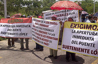 Bloqueo fronterizo; comerciantes cierran frontera Sur México-Belice; nuevo puente quiebra sus negocios; exigen reapertura de la tradicional ruta; cientos de turistas quedan varados