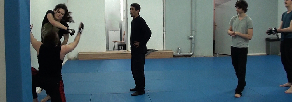Entraînement d’acteurs et actrices : bagarre et cascades. Régleur cascades - chorégraphe de combat : Alexis DIENNA. Escrime Cascade : https://www.escrimecascade.com/