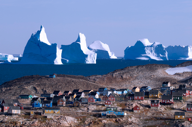 Rumah-rumah yang berwarna-warni di sepanjang garis pantai Greenland