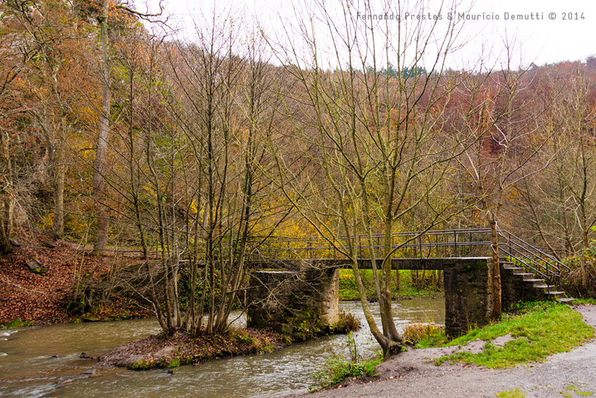 ponte sobre riacho do castelo de burg-eltz