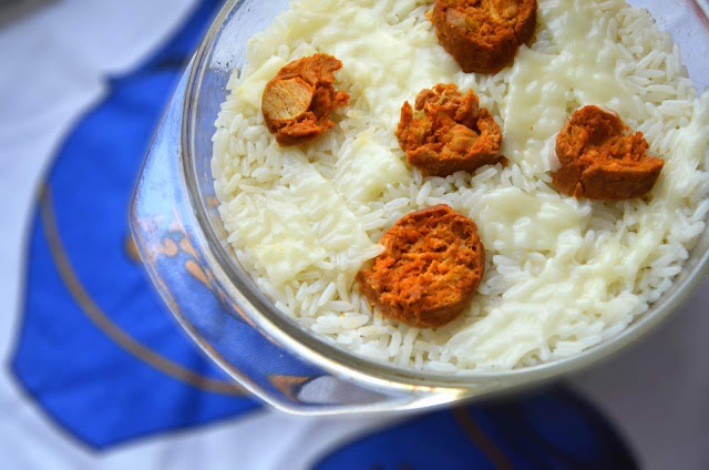 arroz com jaca com topping de chouriço e queijo veganos