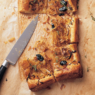 Tartaletas de cebolla y parmesano con aceitunas