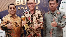   Dirut Tirta Mulia Dan Plt Bupati Pemalang Terima Penghargaan TOP BUMD AWARD 2023 