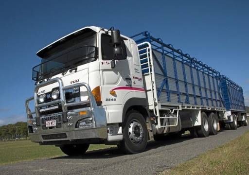 Truk gandeng fuso - hino