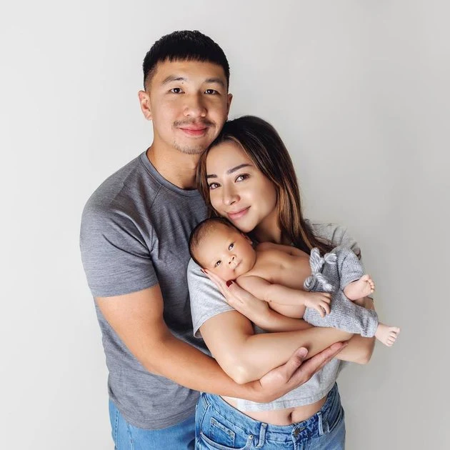 6 Potret Momen Photoshoot Nikita Willy, Indra Priawan dan Baby Izz