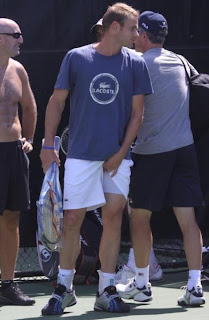 Image of Roddick scratching his itchy balls