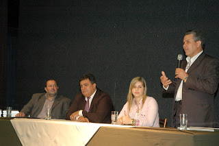 Participando da entrega dos Votos de Congratulações: Márcio Catão, Vereador Mandinho, Primeira-dama Alessandra Rosa e Deputado Estadual Rogério Cabral