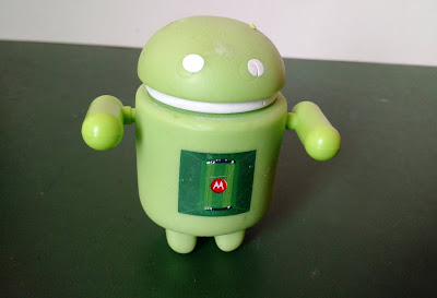 Miniatura de vinil verde articulado na cabeça e braços do robo androidguy da Motorola - faltam o par de antenas - 6cm de altura  R$15,00