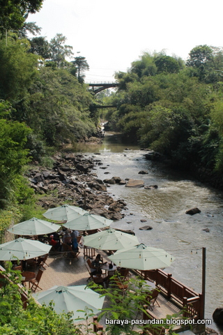 Cafe di pinggir Sungai Citanduy Karang Resik