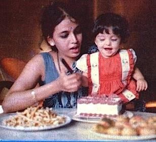 childhood photos of aishwarya rai cutting birthday cake with mother Vrinda Rai