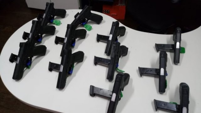 Doze pistolas de origem turca são encontradas escondidas entre roupas em Feira de Santana