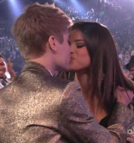 justin bieber and his girlfriend kissing in bed. Justin Bieber and his