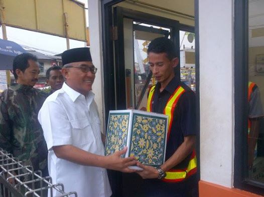 Walikota Berikan Bingkisan Penjaga Pintu Perlintasan Kereta