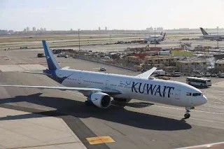 طائرة الخطوط الجوية الكويتية من طراز B777-300ER، مطار جون كينيدي، نيويورك، صورة من Corey Seeman، CC BY-NC-SA 2.0 DEED، via Flickr.