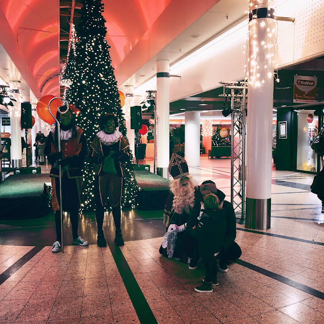 Sint en Pieten voor kerstboom, Palace Promenade, Scheveningen