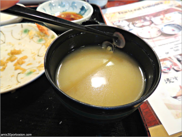 Sopa Miso del Tempura Shinjuku Tsunahachi Sohonten en Tokio