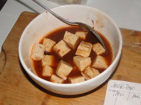 Het marineren van de tofu