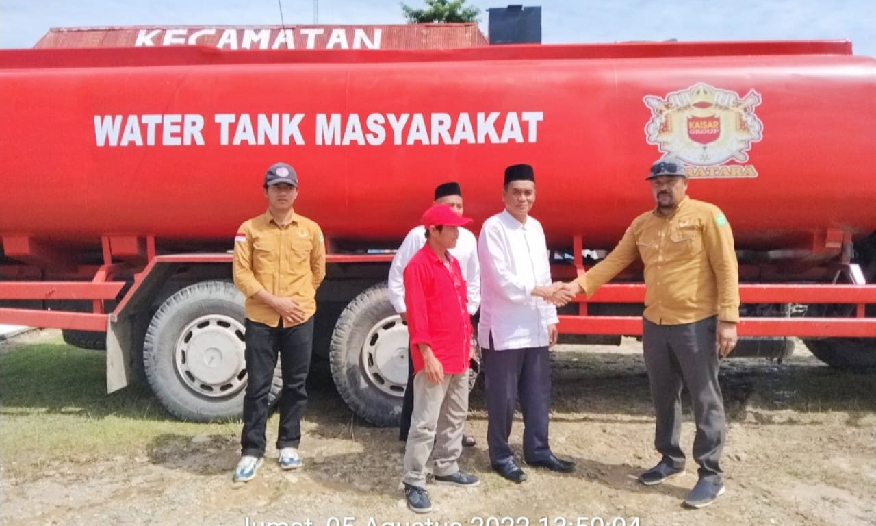 Spv. Hauling Road, Ahmad Dimyati PT.Kaisar Jaya Sumatera (KJS) menyerahkan water tank kepada Camat Nibung, Yusnadi. (Poto/Ist)