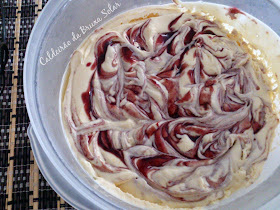 Semifreddo de chocolate branco com geleia de uva em sopinha de melão