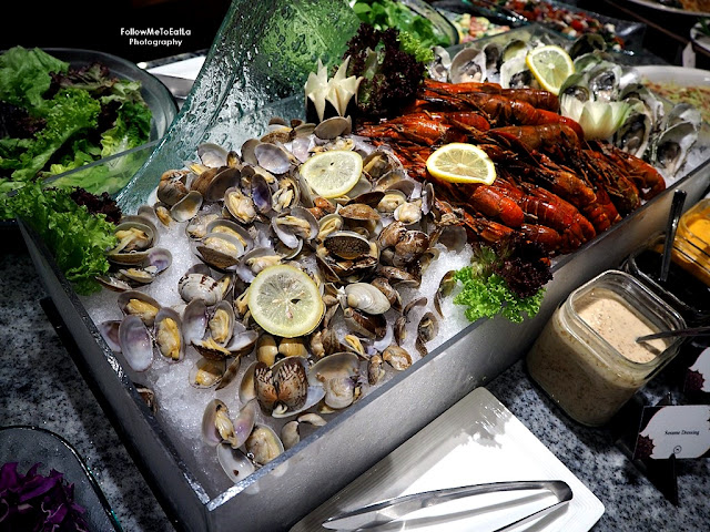 Fresh Seafood on Ice boasts Poached Prawns, Green Mussels, Crab, Clams and Yabbies.