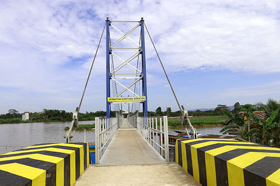 Jembatan Gantung Keraton dari depan Foto