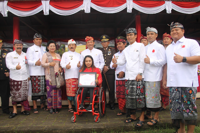  Bupati Gede Dana Serahkan Piagam Penghargaan Untuk Atlit Angkat Beban, Ni Nengah Widiasih