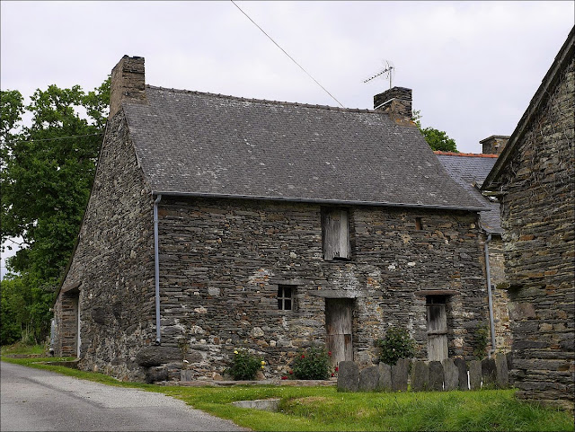 Il y a de beaux alignements de logis au Severoué. On voit que la pierre est homogène et provient de la même carrière